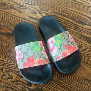 Gucci GG Supreme Monogram Blooms  slides size 37